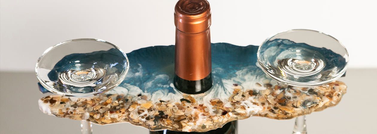 Zwevende wijnfleshouder van epoxy en hout