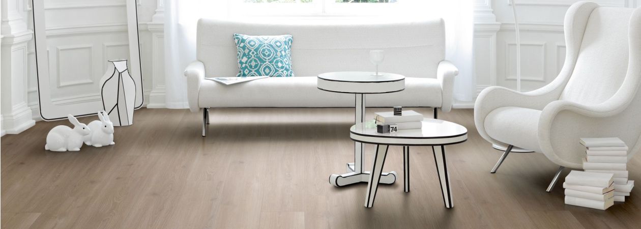 een foto van een woonkamer wel een zeer unieke tafel in staat gemaakt met epoxy giethars