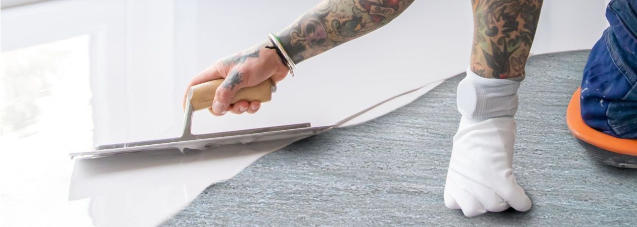 gietvloer over Marmoleum aanbrengen